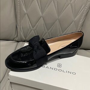 Bandolino Shiny Black Flats with Bow Accent